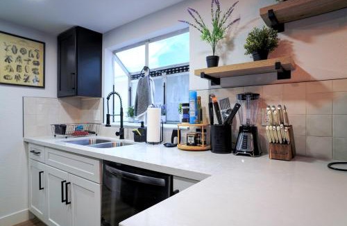 Las Vegas Casa | Vibrant Vegas Retreat, Quiet, Cozy, 18 min to Strip