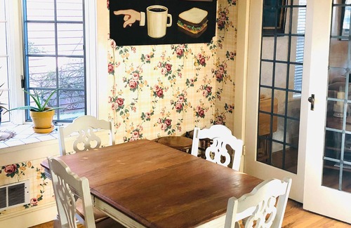 North Bend Casa | Vibrant Victorian with deck, fireplace, & washer/dryer - near shops/dining/water