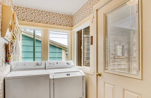 North Bend Casa | Vibrant Victorian with deck, fireplace, & washer/dryer - near shops/dining/water