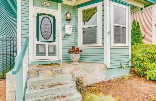 North Bend Casa | Vibrant Victorian with deck, fireplace, & washer/dryer - near shops/dining/water