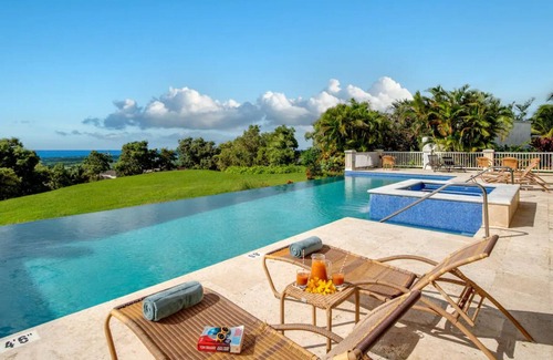 Vuemont Casa | Vibrant villa with sea view