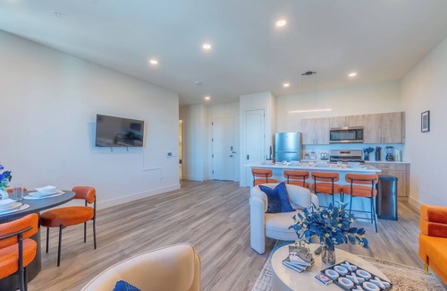 Orange Apartamento | Vibrant Visit 4BR, 4bath, Park 2cars FREE/ 20% OFF