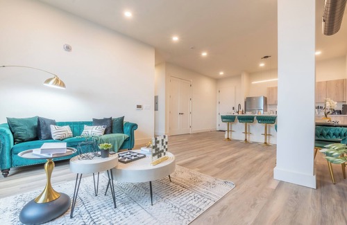 Orange Apartamento | Vibrant Visit 4BR, 4bath, Park 2cars FREE/ 20% OFF