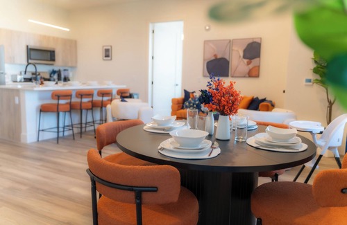 Orange Apartamento | Vibrant Visit 4BR, 4bath, Park 2cars FREE/ 20% OFF