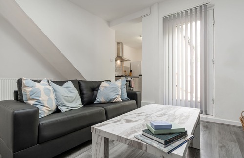 Liverpool Casa | Vichy - Strathcona Suites, 3 Beds Houses in Wavertree