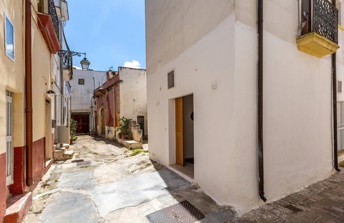 Tuglie Casa | Vico dei Mille by BarbarHouse