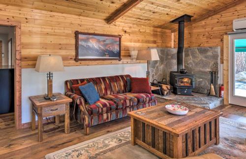 Victor Casa | Victor Woodland Cabin Retreat with Fire Pit