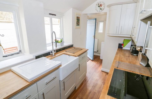 Chipping Norton Cabaña | VICTORIA COTTAGE, pet friendly, with open fire in Chipping Norton