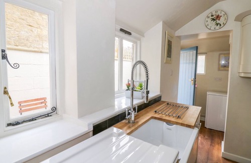 Chipping Norton Cabaña | VICTORIA COTTAGE, pet friendly, with open fire in Chipping Norton