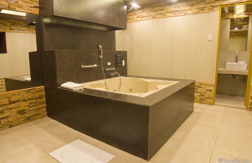 Las Pinas Hotel | Victoria Court Las Piñas