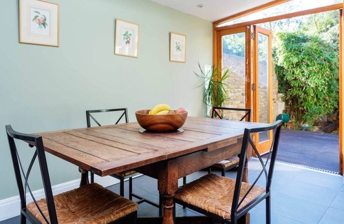 Bow West Casa | Encantadora casa familiar para 7 con jardín, a poca distancia del tubo (Veeve)
