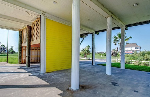 Gilchrist Casa | Victoria's Seacret Getaway -Bay side with Beautiful views of the beach and bay