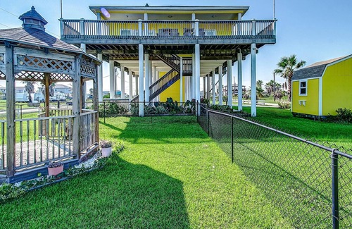 Gilchrist Casa | Victoria's Seacret Getaway -Bay side with Beautiful views of the beach and bay
