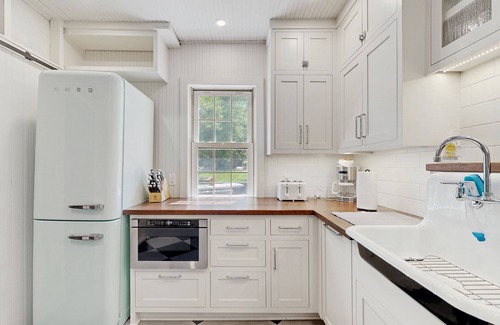 Ripon Casa | Victorian all-suite lakefront house with pier, piano, & wood fireplace
