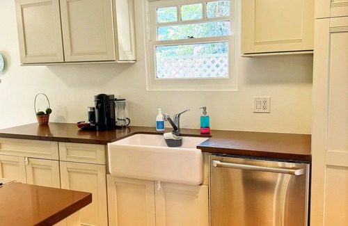 Belmont Heights Casa | Victorian Bungalow: 2 bd + parking + private garden