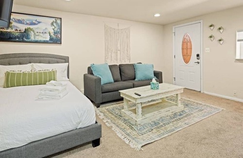 Cole Casa | Victorian Charmer and Carriage House, Walk to RiNo