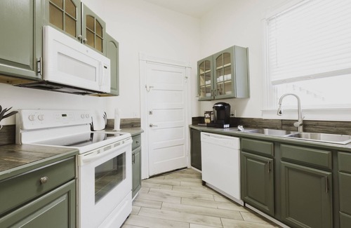 Savannah Victorian District Casa | Victorian District Duplex ★ 2 APTS & 6 BDRS ★ Just 2 blocks to Forsyth Park!