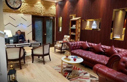 Ranjit Avenue Cama Y Desayuno | Victorian Elegance Luxury Stays