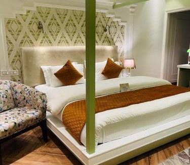 Ranjit Avenue Cama Y Desayuno | Victorian Elegance Luxury Stays