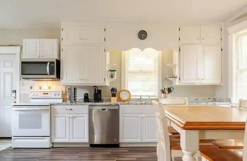 York Casa | Victorian Home |Sleeps 10|Fenced|4BR|Full Kitchen|Steps2 YCP