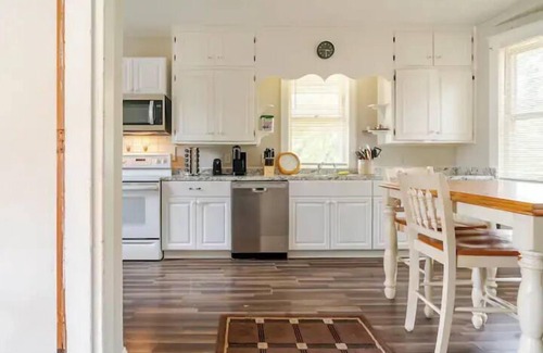 York Casa | Victorian Home |Sleeps 10|Fenced|4BR|Full Kitchen|Steps2 YCP