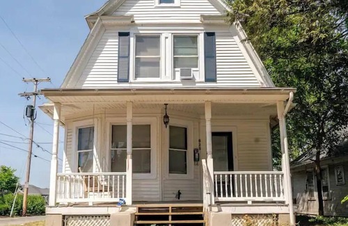York Casa | Victorian Home |Sleeps 10|Fenced|4BR|Full Kitchen|Steps2 YCP