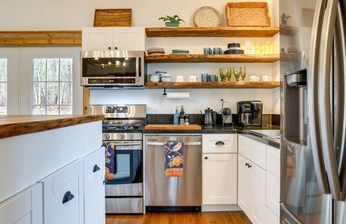 Lake Huntington Apartamento | Victorian Lake Oasis