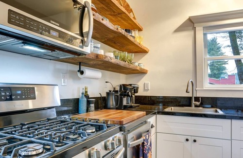 Lake Huntington Apartamento | Victorian Lake Oasis