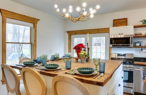 Lake Huntington Apartamento | Victorian Lake Oasis