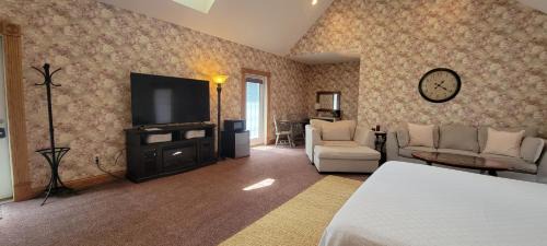 Millersburg Casa | Victorian Suite by Amish Country Lodging