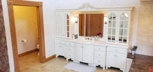 Millersburg Casa | Victorian Suite by Amish Country Lodging