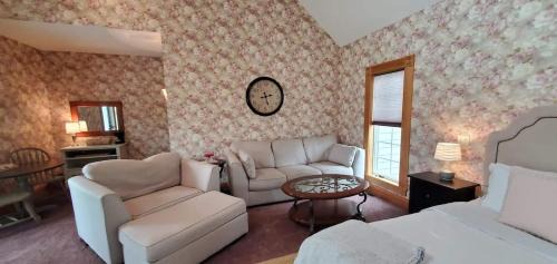 Millersburg Casa | Victorian Suite by Amish Country Lodging