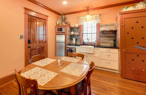 New Bern Apartamento | Victorian Vacation Rental Apt in Downtown New Bern