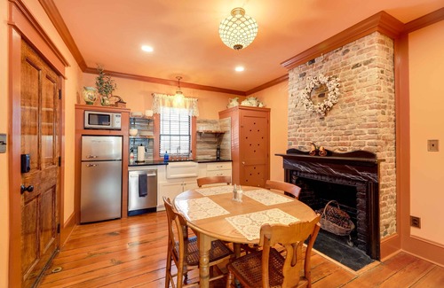New Bern Apartamento | Victorian Vacation Rental Apt in Downtown New Bern
