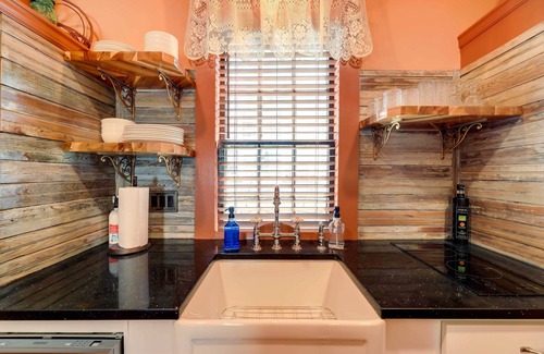 New Bern Apartamento | Victorian Vacation Rental Apt in Downtown New Bern