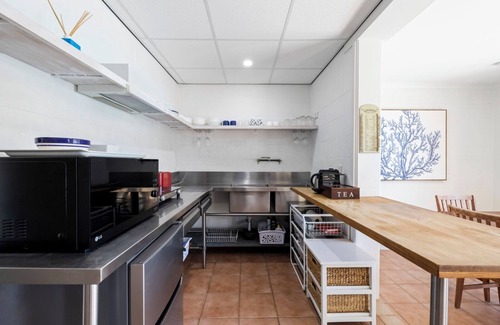 Emerald Beach Casa | Victoria’s Poolside Emerald Beach stay with Shared Pool, Near Beach and Cafes.