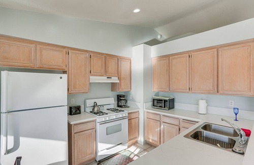 Victorville Casa | Victorville Home w/ Fenced Backyard + Patio!