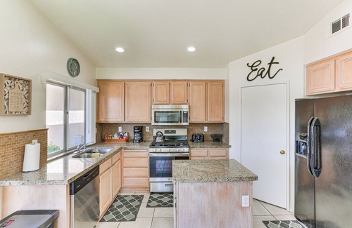 Victorville Casa | Victorville Home w/ Large Yard & Charcoal Grill!