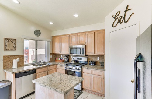 Victorville Casa | Victorville Home w/ Large Yard & Charcoal Grill!