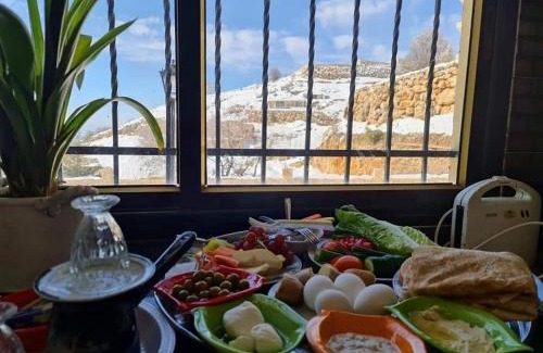 Majdal al-Shams Cama Y Desayuno | Vida Bhermon 1, one wood Cabin
