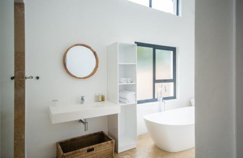 Hout Bay Hotel | Vida Nova Retreat