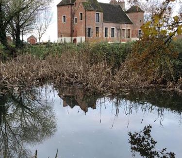 Clux-Villeneuve Cama Y Desayuno | Vieux château Saint-Claude