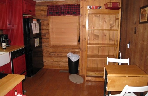 Huddleston Cabina | Frente al mar - ¡VER!, jacuzzi, terraza, muelle, mesa de billar, chimenea, WiFi, perros bien