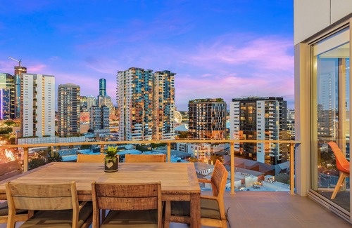 South Brisbane Apartamento | Vista desde arriba ~ 2 camas, 2 baños, 2 estacionamientos, balcón