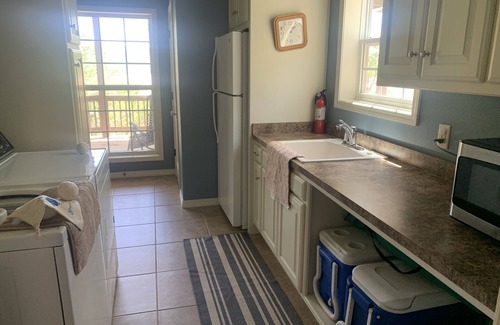 Beaver Shores Casa | VIEW, Kayaks, Cvrd Deck, Hot Tub, Gm Room, Spacious and 10 min to dwntn Rogers