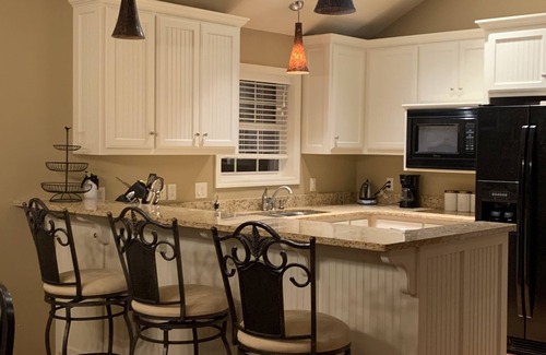 Beaver Shores Casa | VIEW, Kayaks, Cvrd Deck, Hot Tub, Gm Room, Spacious and 10 min to dwntn Rogers