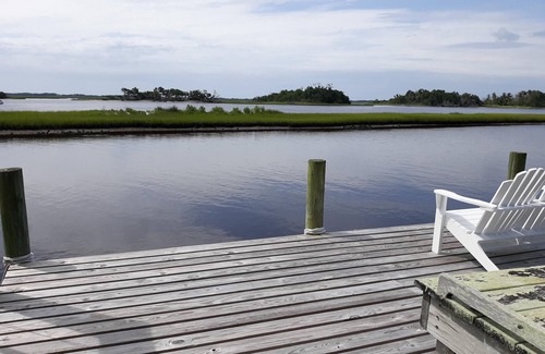 Hubert Apartamento | View of intracoastal waterway with private dock and boat lift.