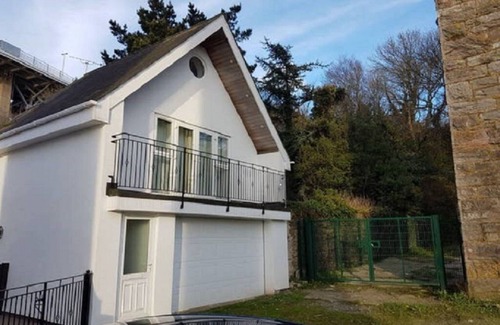 Plymouth Casa | View of River, spacious balcony, WIFI, Private Parking, Dog friendly, EV point.