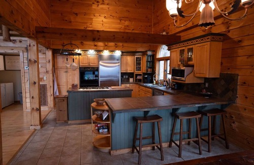 Tate Casa | "View on a Whim” Luxury Cabin with Breathtaking Views, Theatre, Hot Tubs, Hiking