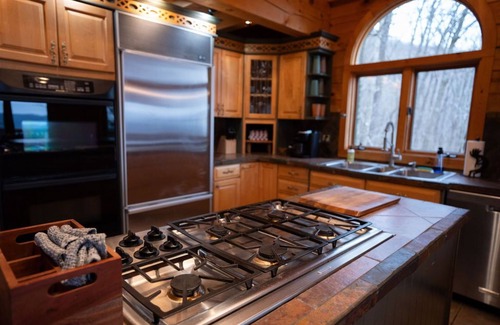 Tate Casa | "View on a Whim” Luxury Cabin with Breathtaking Views, Theatre, Hot Tubs, Hiking